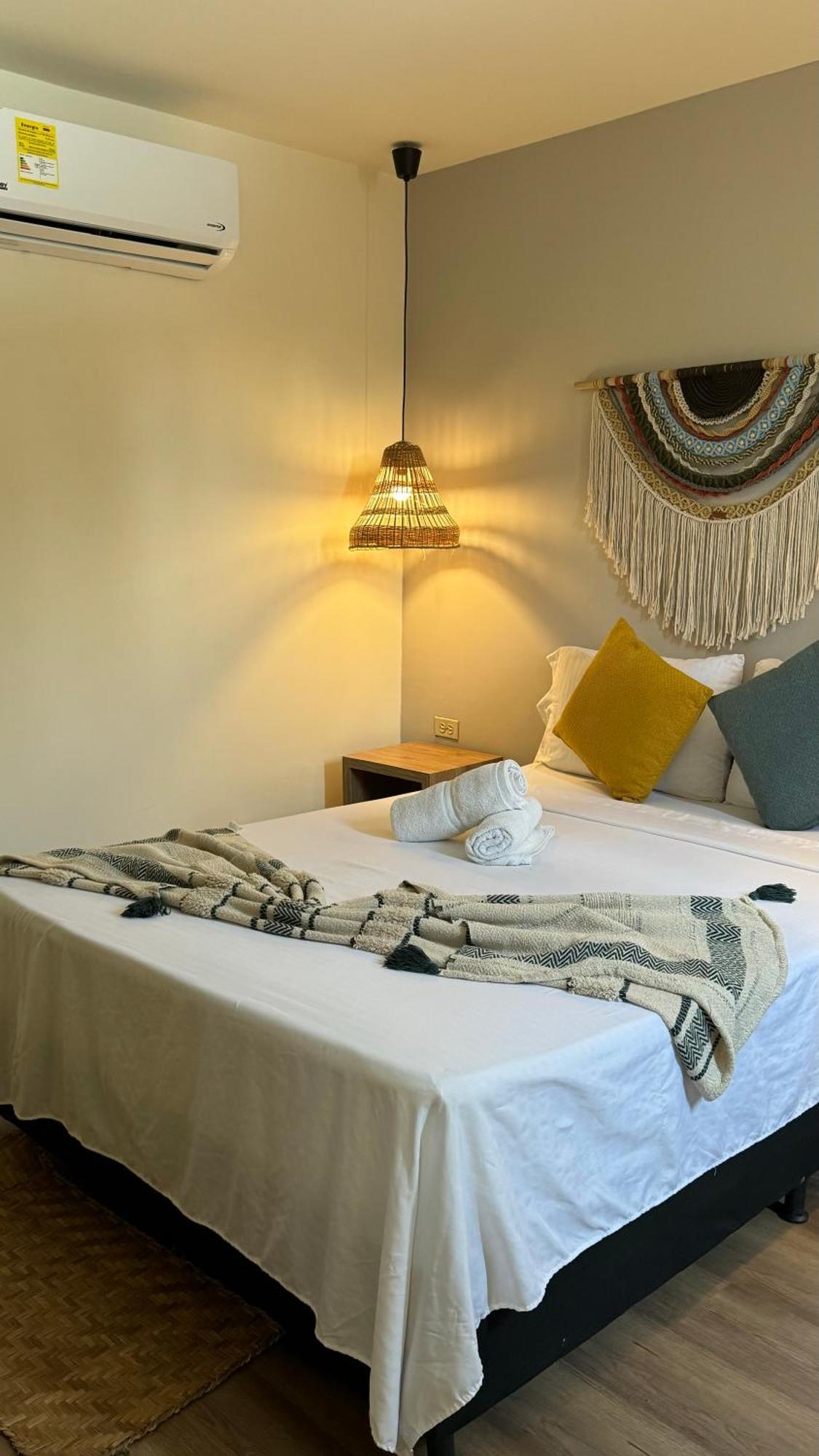 Luum Casa Hotel Manila 메딜린 외부 사진