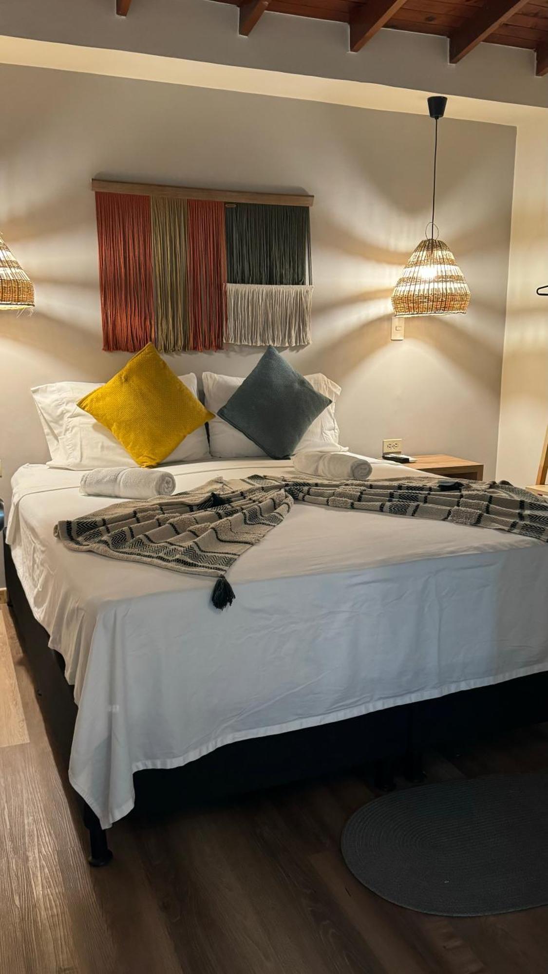 Luum Casa Hotel Manila 메딜린 외부 사진